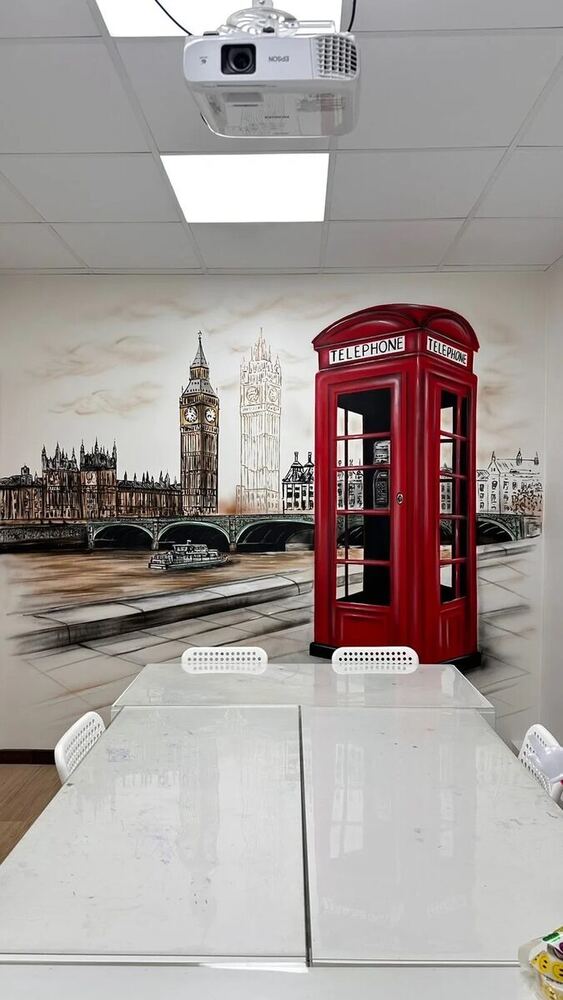 Учебный класс Hello English с фреской Лондона и красной телефонной будкой